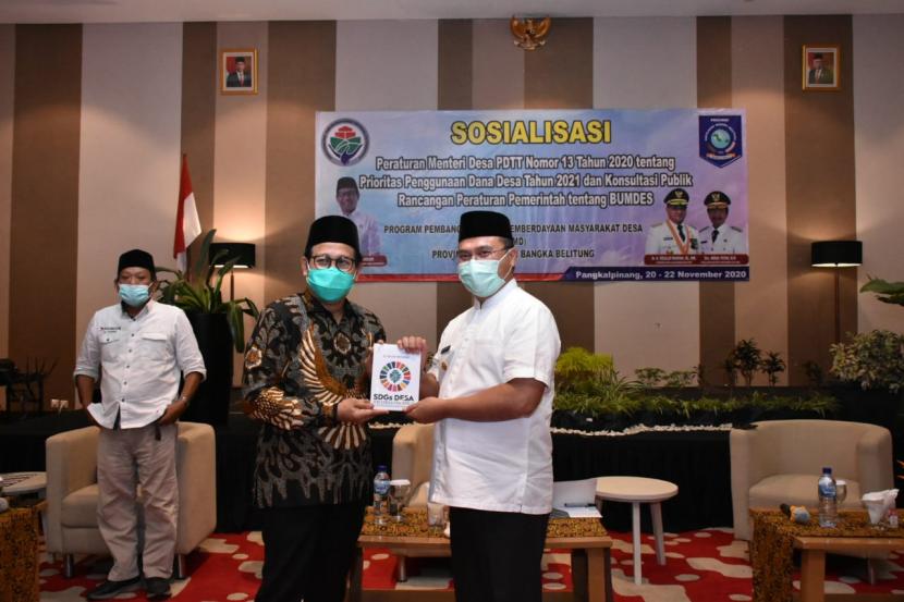 Menteri Desa dan PDTT mendapatkan penghargaan adat dari Lembaga Adat Jering Bangka Belitung sebagai Datuk Radendo Abdul Halim Iskandar.
