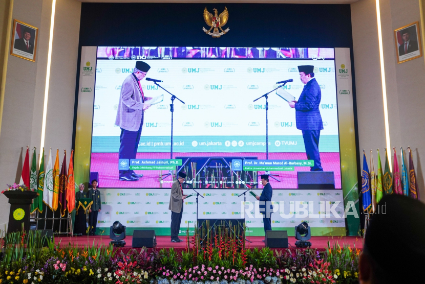 Menteri Desa dan Pembangunan Daerah Tertinggal RI Yandri Susanto melantik rector UMJ periode 2025-2029 Ma’mun Murod.