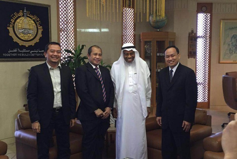 Menteri Desa, Marwan Jafar (dua kiri), dan Presiden Direktur IDB, Muhammad Ali Al Madani (dua kanan), mengadakan pertemuan di Arab Saudi pada Kamis (30/6).