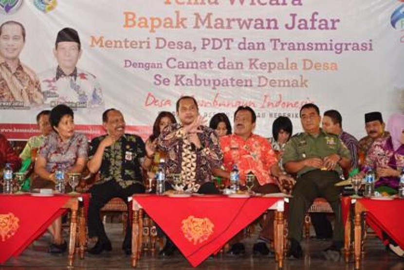  Menteri Desa Marwan Jaffar dihadapan ratusan kepala desa saat membuka acara Pameran Potensi Desa di Kabupaten Demak