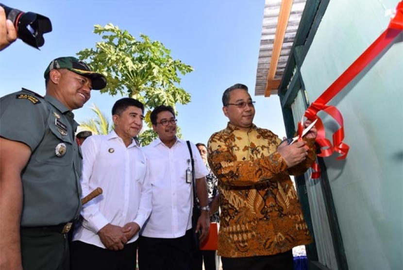 Menteri Desa Meresmikan Jambanisasi dan Lantainisasi  untuk rumah di desa Fatuketi kec. kakuluk mesak