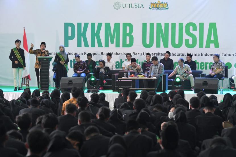 Menteri Desa, PDT, dan Transmigrasi Abdul Halim Iskandar memberikan kuliah umum tentang peran mahasiswa membangun desa kepada 525 mahasiswa baru di kampus Unusia, Parung, Bogor, Jawa Barat, Jumat (9/9/2022).