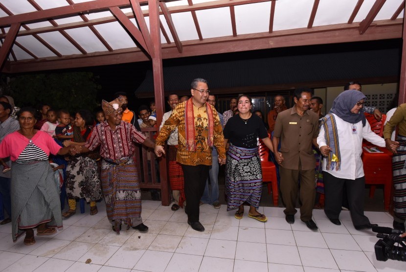 Menteri Desa, PDT, dan Transmigrasi Eko Putro Sandjojo bersama warga transmigran melakukan tarian Tebe, tarian khas masyarakat NTT di UPT Halituku di Kabupaten Belu