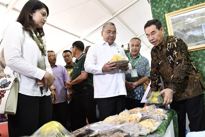 Menteri Desa, PDT, dan Transmigrasi Eko Putro Sandjojo bersama Plt. Gubernur Bengkulu Rohidin Mersyah membuka Festival Pesisir Pantai Panjang, Ekspo Bengkulu, Ekspo BUMDes, dan promosi Pembangunan Kawasan Perdesaan di Sport Center Bengkulu, Jumat (16/11).