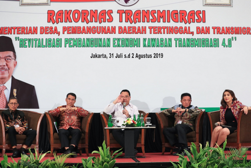 Menteri Desa PDT dan Transmigrasi, Eko Putro Sandjojo, bersama Menteri Pertanian, Amran Sulaiman dan Gubernur Sumatera Selatan, Herman Deru saat menjadi narasumber pada diskusi panel dalam agenda Rapat Koordinasi Nasional (Rakornas) Transmigrasi tahun 2019 pada kamis (01/8/19) di Jakarta.