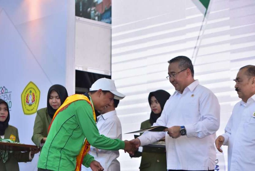 Menteri Desa, PDT dan Transmigrasi Eko Putro Sandjojo beserta Jajaran menghadiri Wisuda Perdana Akademi Desa 4.0 dan Pameran Teknologi Tepat Guna di Universitas Pembangunan Nasional Veteran Jawa Timur. Selasa (18/9).