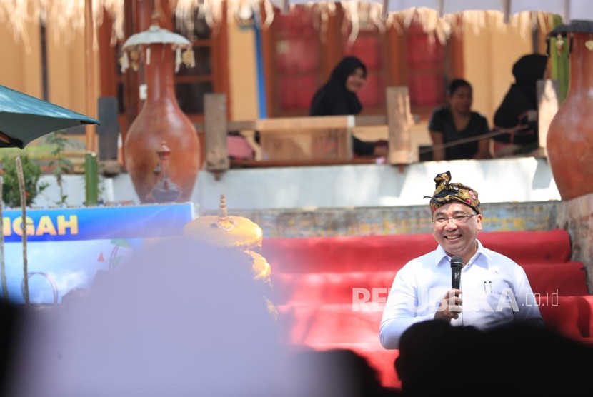 Menteri Desa, PDT dan Transmigrasi Eko Putro Sandjojo beserta Ibu Riri Sandjojo berkunjung ke Desa Setanggor, Lombok Tengah, kamis (25/7/19).  Setanggor adalah salah satu desa yang terletak di Kecamatan Praya Barat, yang merupakan salah satu destinasi desa wisata adat juga sebagai pusat kerajinan tenun yang ada di Kabupaten Lombok Tengah.
