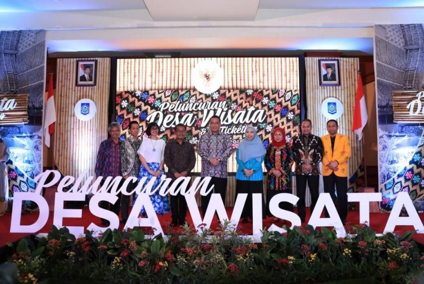 Menteri Desa, PDT dan Transmigrasi Eko Putro Sandjojo Launching program 100 Desa Wisata dan E-Ticketing ditandai dengan pemukulan kentong, dilanjutkan penyerahan sertifikat dan tablet kepada perwakilan Desa Ende sebagai desa pilot project di Kota Mataram, Nusa Tenggara Barat