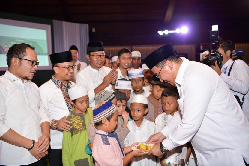 Menteri Desa, PDT dan Transmigrasi Eko Putro Sandjojo serta Menteri Ketenagakerjaan Hanif Dhakiri mengikuti buka puasa bersama pegawai Kemendes PDTT dan anak-anak yatim piatu di Jakarta, Selasa (21/5).