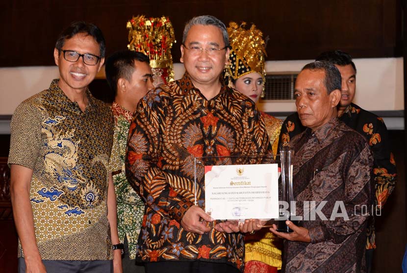 Menteri Desa, PDT dan Transmigrasi Eko Sandjojo menyerahkan Anugerah Pemeringkatan Badan Publik se-Sumatera Barat kepada peringkat I kategori Desa/Nagari di Padang, Kamis (8/9/). 