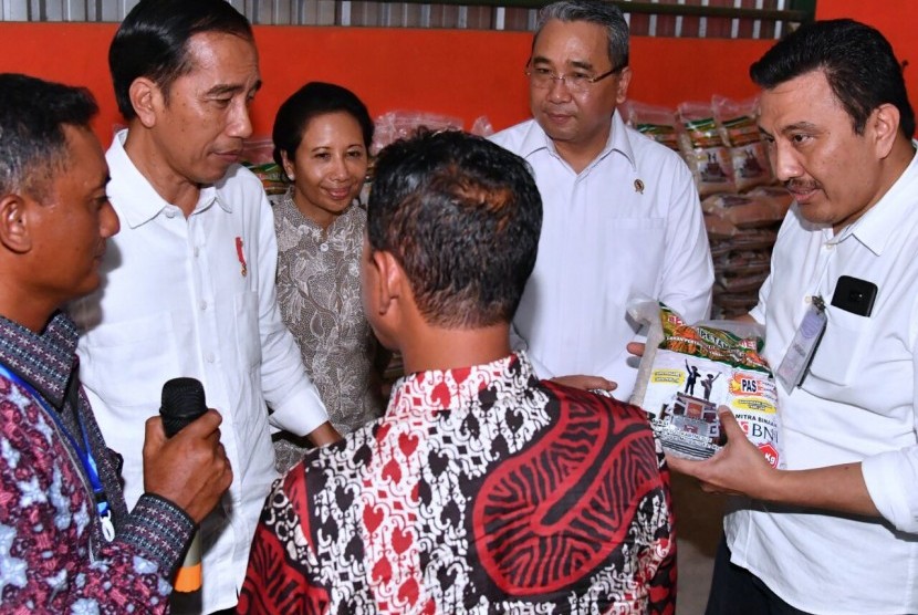 Menteri Desa PDT Eko Putro mendampingi Presiden Joko Widodo dalam peresmian revitalisasi rice mill di Desa Wonosari, Mesuji, Ahad (21/1).