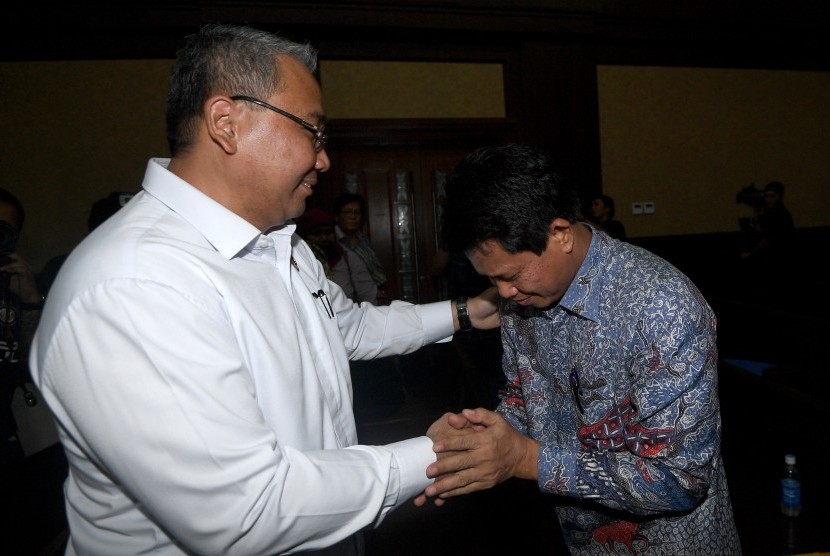 Menteri Desa PDTT Eko Putro Sandjojo (kiri) menyalami mantan Irjen Sugito selaku terdakwa kasus suap auditor BPK terkait pemberian opini Wajar Tanpa Pengecualian (WTP) dalam laporan keuangan Kemendes PDTT 2016 sebelum dimulainya sidang di Pengadilan Tipikor, Jakarta Pusat, Rabu (20/9). 