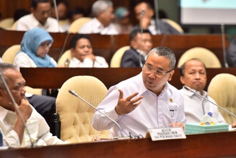 Menteri Desa PDTT, Eko Putro Sandjojo, saat Rapat Rencana Kerja Anggaran dan Rencana Kerja Pemerintah (RKA dan RKP) 2018 dengan Komisi V DPR di Jakarta, Rabu (7/6)