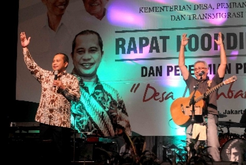 Menteri Desa PDTT Marwan Jafar bersama musisi Iwan Fals di Rakornas Kementerian Desa PDTT di Jakarta, Selasa (31/3). 