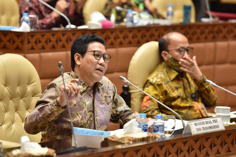 Menteri Desa, Pembangunan Daerah Tertinggal, dan Transmigrasi, Abdul Halim Iskandar membahas Rencana Kerja dan Anggaran (RKA) dan Rapat Kerja Pemerintah (RKP) Kementerian/Lembaga bersama Komisi V DPR di gedung Nusantara V, Jakarta, Kamis (25/6).