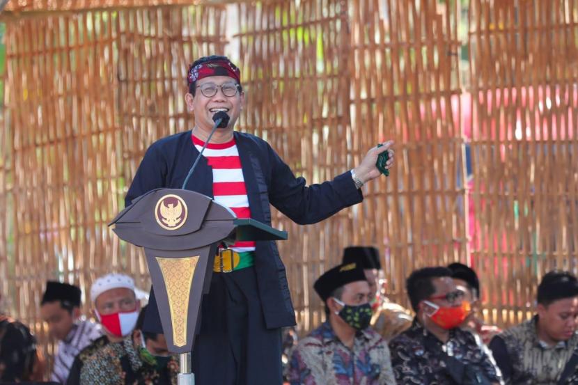 Menteri Desa, Pembangunan Daerah Tertinggal dan Transmigrasi Abdul Halim Iskandar bertemu dengan Kepala Desa (Kades) se-Kabupaten Pamekasan, Jawa Timur, Sabtu (1/8). 
