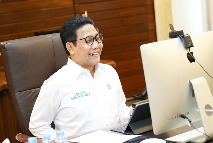 Menteri Desa Pembangunan Daerah Tertinggal dan Transmigrasi Abdul Halim Iskandar saat menjadi keynote speaker dalam Lokakarya Nasional 2020 yang digelar Forum Komunikasi Perguruan Tinggi Pertanian Indonesia (FKPTPI) secara virtual dari Kantor Kemendes PDTT pada Senin (30/11).
