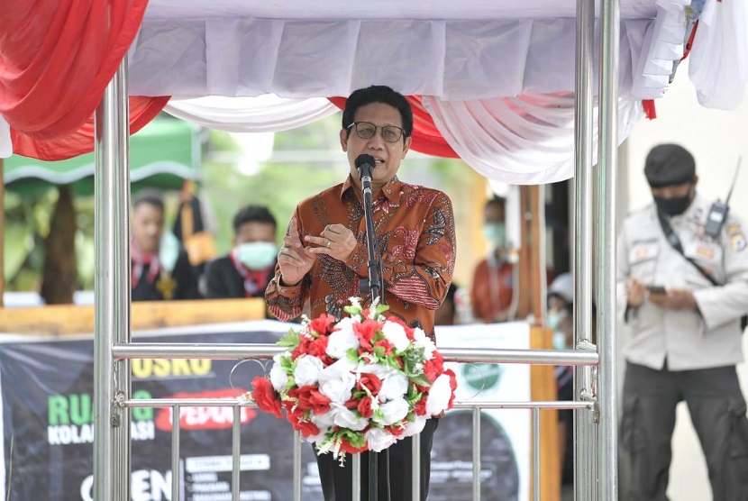 Menteri Desa, Pembangunan Daerah Tertinggal, dan Transmigrasi, Abdul Halim Iskandar menerima kunjungan Bupati Kepulauan Aru, Johan Gonga beserta rombongannya. Mendes PDTT menerima Bupati Kepulauan Aru di Kantor Kemendes PDTT, Jakarta Selatan.