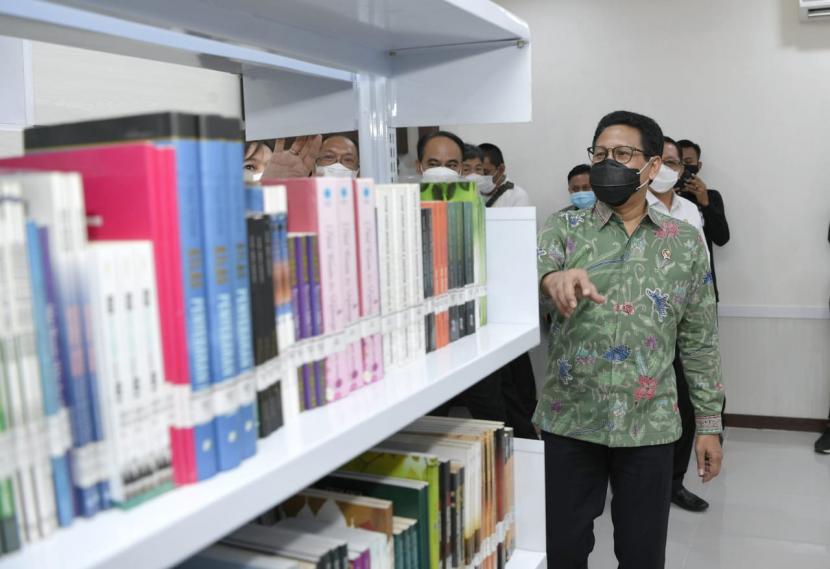 Menteri Desa, Pembangunan Daerah Tertinggal dan Transmigrasi Abdul Halim Iskandar menyambangi Perpustakaan Kementerian Desa PDTT yang terletak di Gedung Makarti Kantor Kalibata, Rabu (24/2).