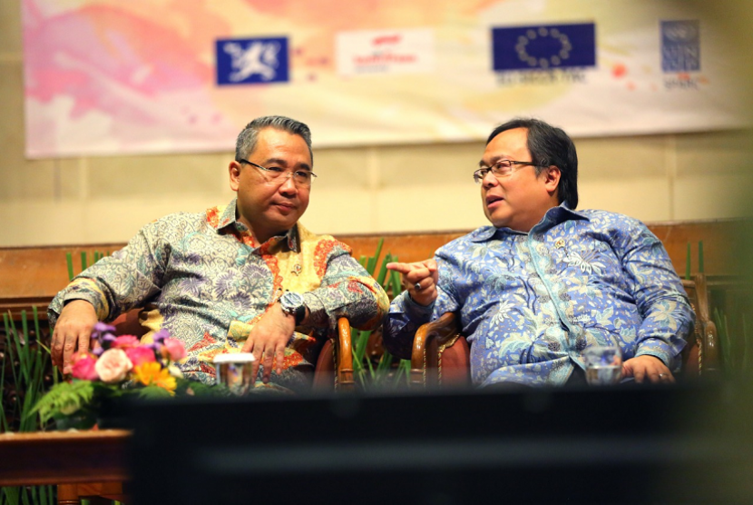  Menteri Desa Pembangunan Daerah Tertinggal dan Transmigrasi Eko Putro Sandjojo bersama Menteri PPN dan Kepala Bappenas Bambang P.S. Brodjonegoro.