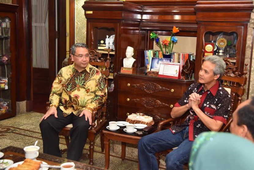 Menteri Desa, Pembangunan Daerah Tertinggal dan Transmigrasi, Eko Putro Sandjojo, mengunjungi Gubernur Jawa Tengah, Ganjar Pranowo, di rumah dinasnya, Senarang Jawa Tengah.