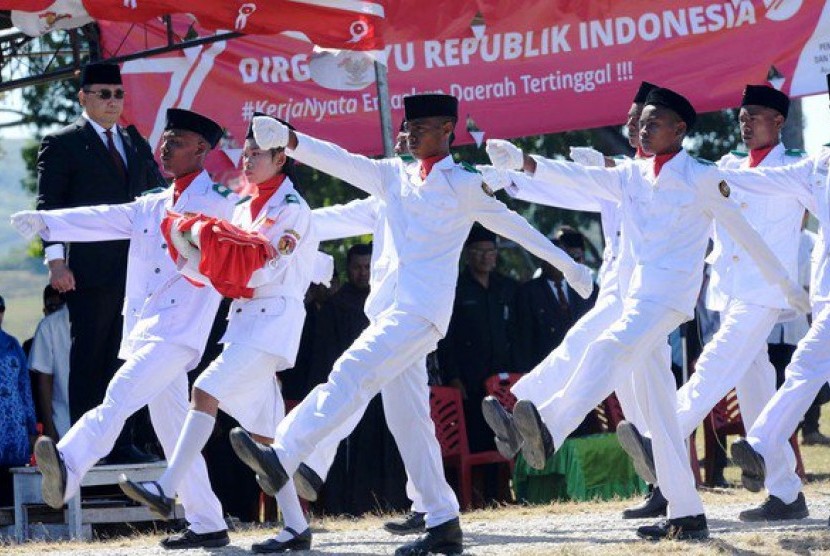 Menteri Desa, Pembangunan Daerah Tertinggal, dan Transmigrasi Eko Putro Sandjojo (kiri) saat menjadi inspektur upacara di lapangan SD Laktutus, Desa Foheka, Kecamatan Nanaet Duabesi, Kabupaten Belu, NTT, Rabu (17/8).