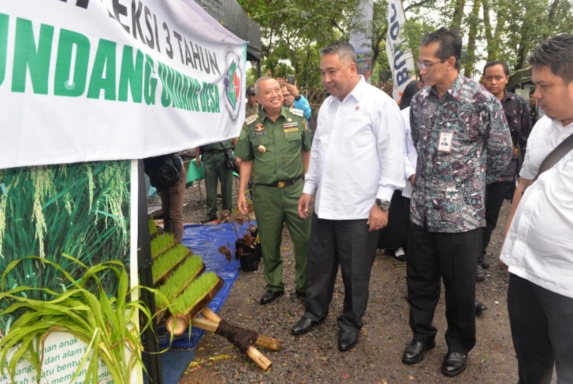 Menteri Desa Pembangunan Daerah Tertinggal dan Transmigrasi Eko Putro Sandjojo memberikan arahan pada Rembug Desa Nasional 2017 di Kampung Mataraman, Desa Panggungharjo, Sewon, Bantul, Yogyakarta, Senin (27/11).