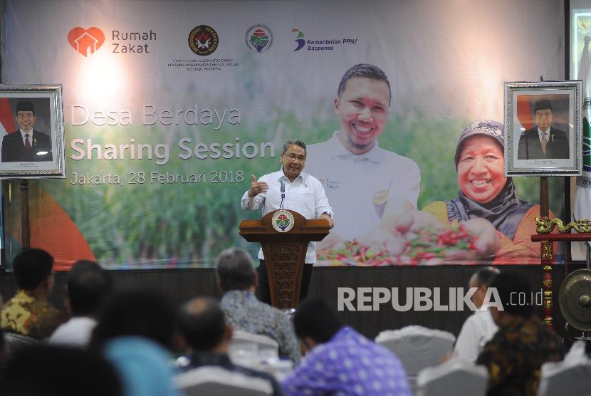 Menteri Desa, Pembangunan Daerah Tertinggal dan Transmigrasi Eko Putro Sandjojo memberikan sambutan dalam acara Desa Berdaya Sharing Session di Operational Room, Kementrian Desa Pembangunan Daerah Tertinggal, dan Transmigrasi, Jakarta, Rabu (28/2). 