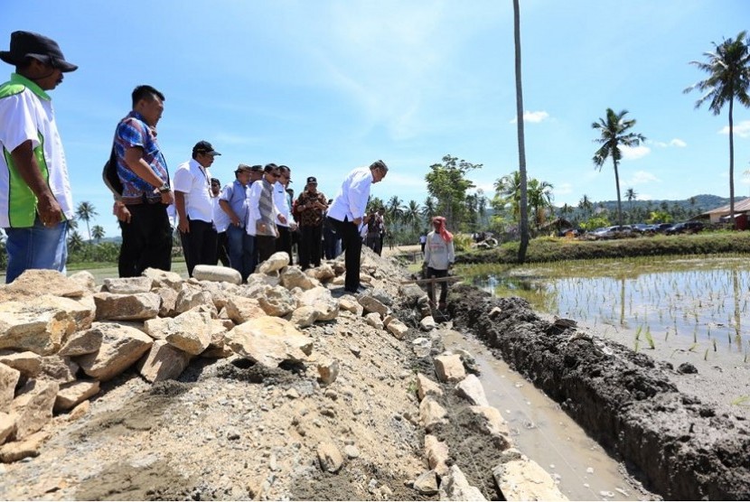 Menteri Desa Pembangunan Daerah Tertinggal dan Transmigrasi Eko Putro Sandjojo saat berkunjung ke Kabupaten Gorontalo, Sabtu (5/5).