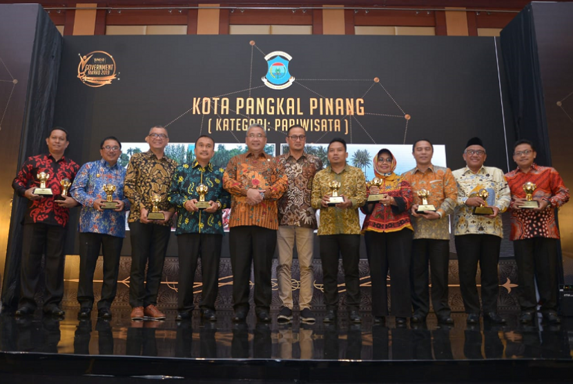 Menteri Desa, Pembangunan Daerah Tertinggal, dan Transmigrasi Eko Putro Sandjojo menyerahkan penghargaan Goverment Award 2019 kepada bupati dan walikota di Jakarta, Selasa (30/4/2019). Tahun ini Goverment Award diberikan kepada 29 kepala daerah yang dinilai berhasil melakukan berbagai inovasi dalam pengeloaan pembangunan di daerahnya.