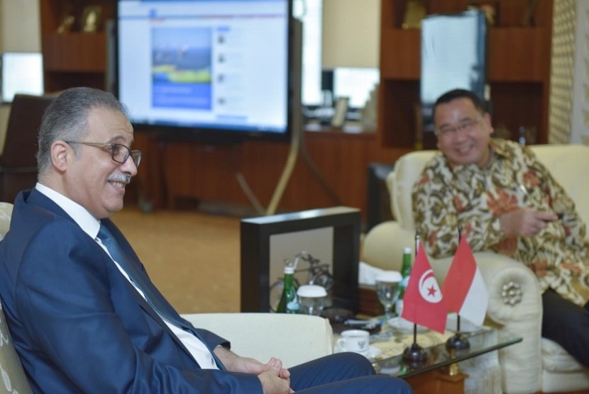 Menteri Desa, Pembangunan Daerah Tertinggal, dan Transmigrasi, Eko Putro Sandjojo saat menerima kunjungan Dubes Tunisia untuk Indonesia Riadh Dridi. 