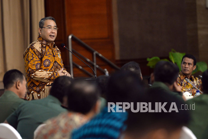 Menteri Desa, Pembangunan Daerah Tertinggal dan Transmigrasi Eko Sandjojo  menggelar dialog dengan para bupati dan walikota dari wilayah perbatasan di Kantor Kementerian Pertanian, Jakarta, Jumat (16/9). 