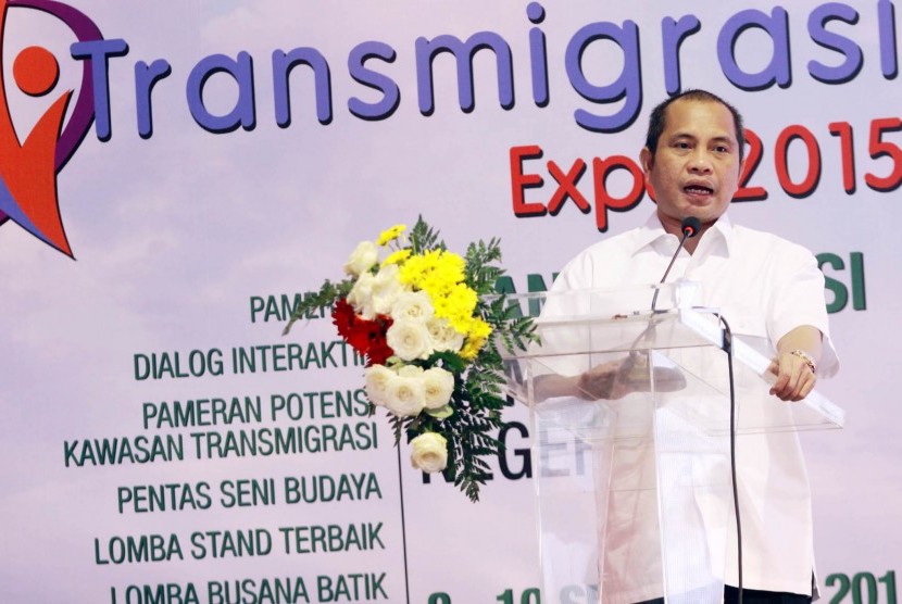 Menteri Desa, Pembangunan Daerah Tertinggal dan Transmigrasi Marwan Jafar, menyampaikan sambutan pada pembukaan Transmigrasi Expo 2015, di halaman kantor Kemendes PDTT Kalibata Jakarta Selatan, Selasa (8/9).