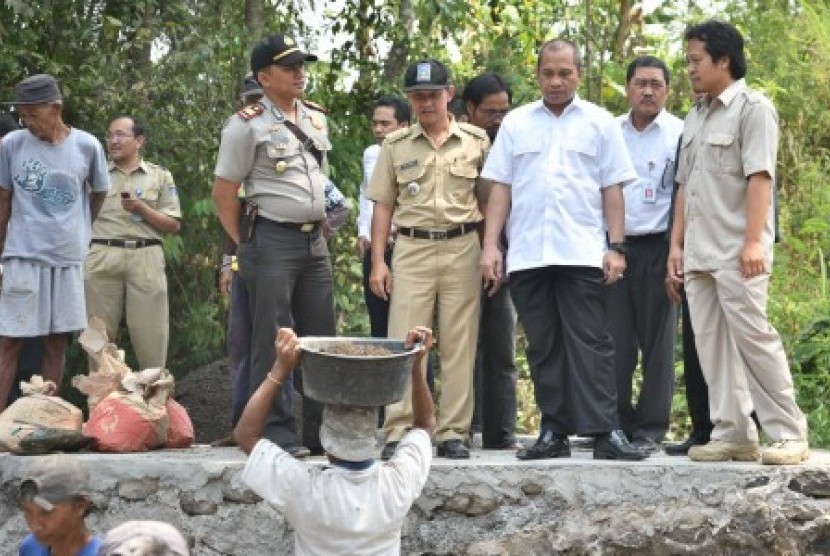 Menteri Desa Pembangunan Daerah Tertinggal dan Transmigrasi Marwan Jafar (ketiga kanan) melihat sejumlah pembangunan di desa Wukir Sari Kecamatan Cangkringan Kabupaten Sleman, DIY, Senin (12/10). 