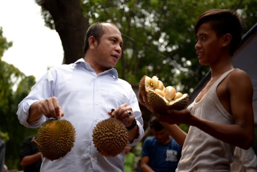 Menteri Desa, Pembangunan Daerah Tertinggal, dan Transmigrasi Marwan Jafar menyambangi penjual durian di Jl Kalibata