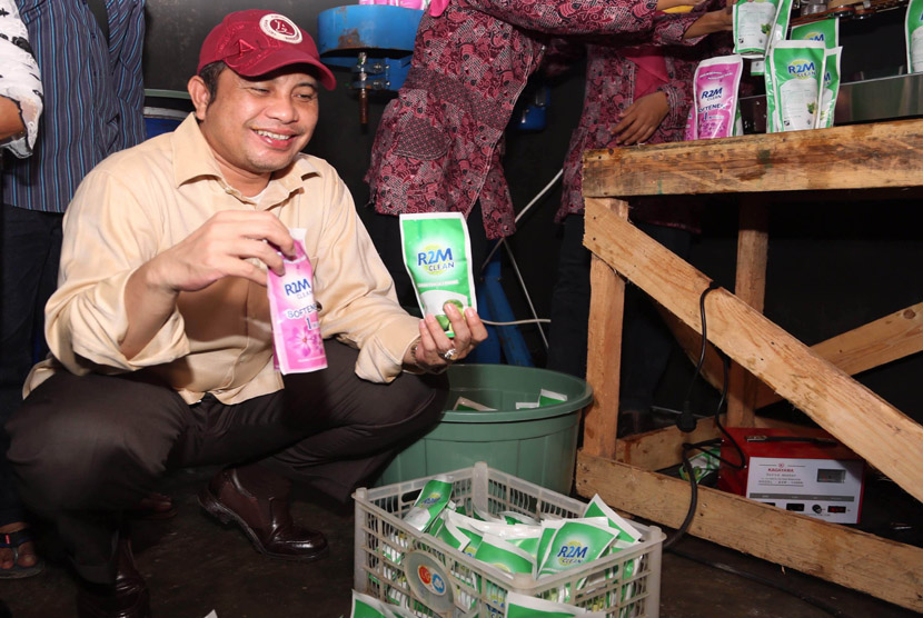 Menteri Desa Pembangunan Daerah Tertinggal dan Transmigrasi Marwan Jafar memamerkan produk Usaha Bersama Komunitas (UBK) di Desa Sukaratu Kecamatan Cikeusal, Serang, Banten.