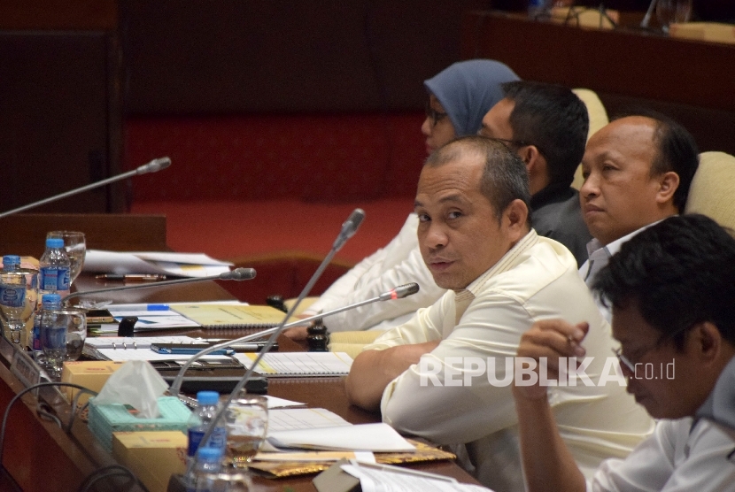 Menteri Desa, Pembangunan Daerah Tertinggal dan Transmigrasi, Marwan Jafar mengikuti rapat kerja dengan Komisi V DPR di Kompleks Parlemen, Senayan, Jakarta, Senin (18/4).  (Republika/ Rakhmawaty La'lang)