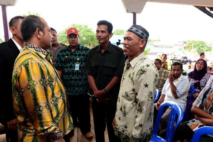 Menteri Desa, Pembangunan Daerah Tertinggal dan Transmigrasi Marwan Jafar (tengah) meninjau Badan Usaha Milik Desa (BMUDes) Amanah di Desa Padang Jaya, Kecamatan Kuaro, Kabupaten Paser, Kalimantan Timur, Kamis (21/4/2016). Pendapatan Bruto BUMDes Amanah se