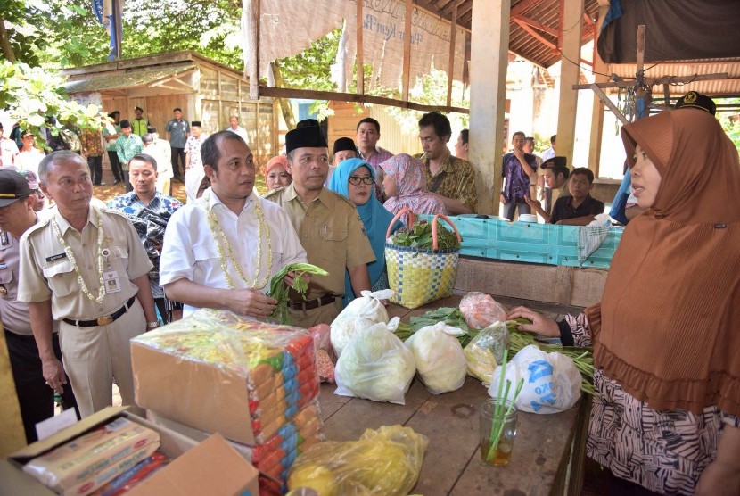 Menteri Desa, Pembangunan Daerah Tertinggal, dan Transmigrasi, Marwan Jafar (dua kiri), melakukan kunjungan kerja ke Batang, Jawa Tengah, Selasa (15/3) untuk meninjau penggunaan dana desa di Desa Kemiri Barat. 