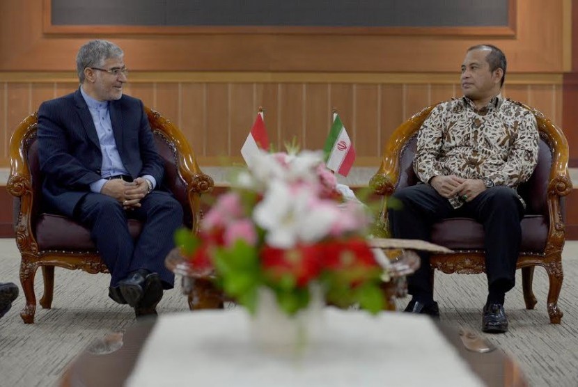 Menteri Desa, Pembangunan Daerah Tertinggal dan Transmigrasi Marwan Jafar (kanan) menerima Duta Besar Republik Islam Iran untuk Indonesia Viliollah Muhammadi di Kantor Kemendes PDTT, Jakarta.