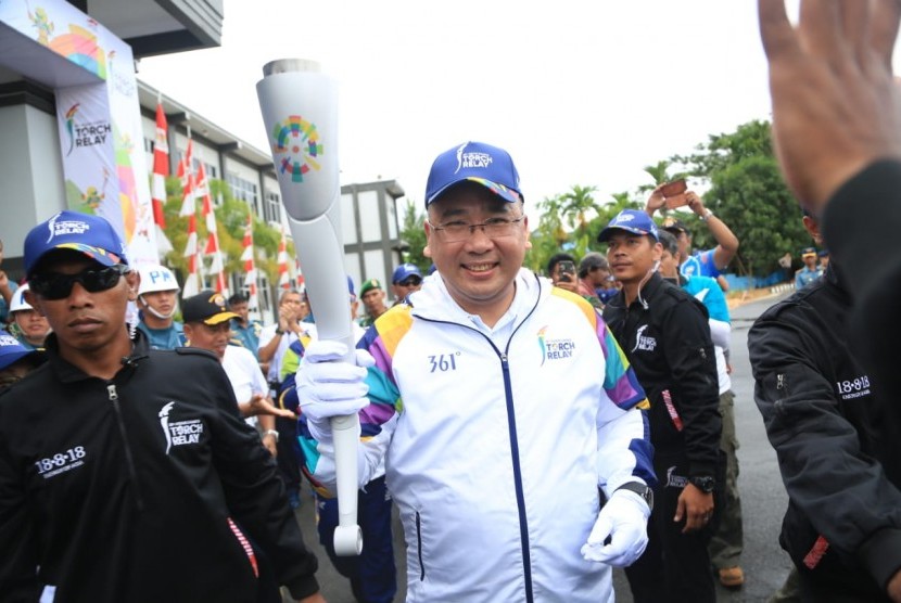 Menteri Desa, Pembangunan Daerah Tertinggal, dan Transmigrasi (Mendes PDTT), Eko Putro Sandjojo, menerima obor yang secara estafet diberikan oleh Panglima Armada III Sorong, Laksda I Nyoman Gede Ariawan.