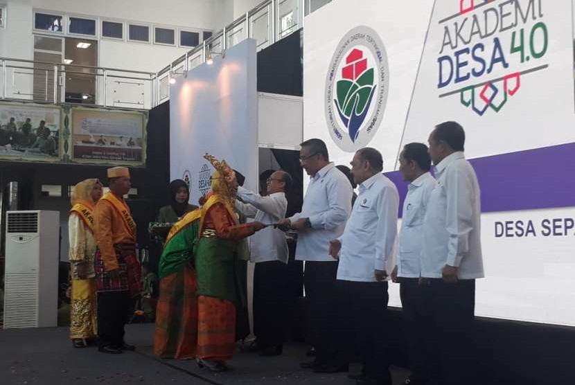 Menteri Desa, Pembangunan Daerah Tertinggal, dan Transmigrasi (Mendes PDTT) Eko Putro Sandjojo mewisuda 90 peserta program Akademi Desa 4.0 di Universitas UPN Surabaya, Selasa (18/9).