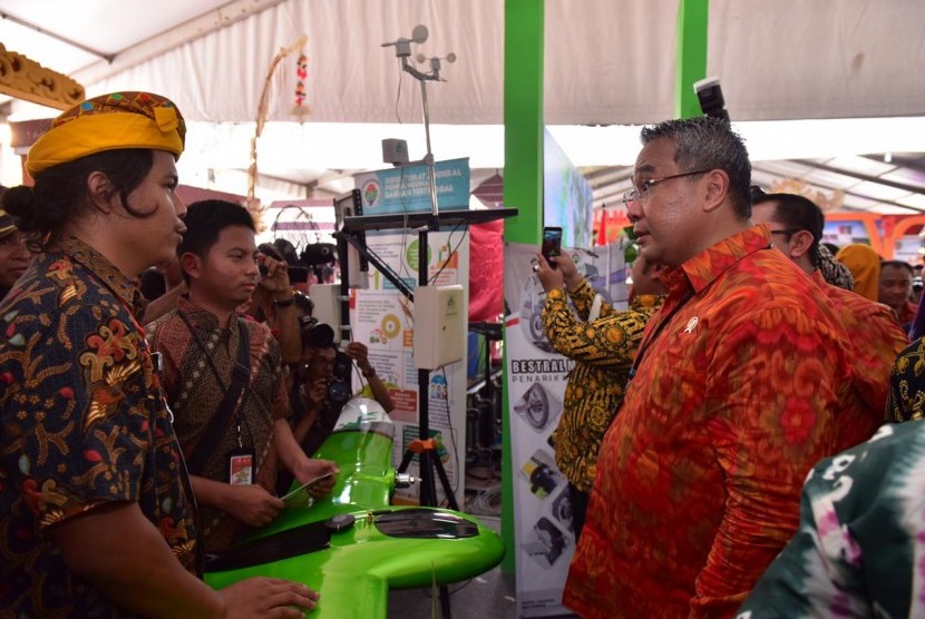 Menteri Desa, Pembangunan Daerah Tertinggal, dan Transmigrasi (Mendes PDTT) Eko Putro Sandjojo saat meninjau pameran Teknologi Tepat Guna (TTG) di Kabupaten Badung, Bali, Jumat (19/10).