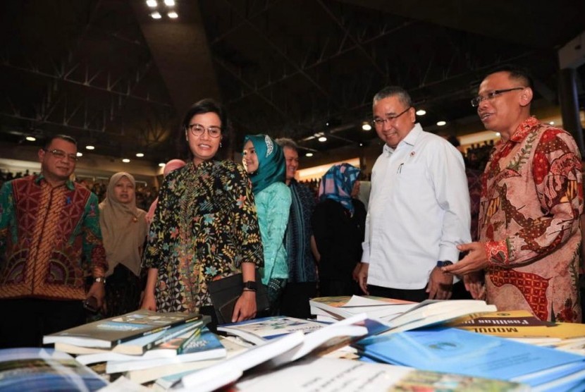 Menteri Desa, Pembangunan Daerah Tertinggal, dan Transmigrasi (Mendes PDTT) Eko Putro Sandjojo bersama Menteri Keuangan Sri Mulyani Indrawati menghadiri Seminar Nasional Hasil Pengabdian Kepada Masyarakat (Sembadha) Tahun 2018 di Kampus Politeknik Keuangan Negara Sekolah Tinggi Akuntansi Negara (PKN STAN) Tangerang, Ahad (19/11).