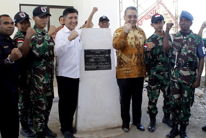 Mendes-PDTT Eko Putro Sandjojo (tiga kanan) didampingi Bupati Belu Willy Lay (kiri ) berpose bersama sejumlah Satgas Pamtas RI-RDTL Yonif Raider 641/Bru saat meninjau pembangunan Pos Lintas Batas Negara (PLBN) Mota Ain, Kabupaten Belu, NTT Selasa, (16/8). 