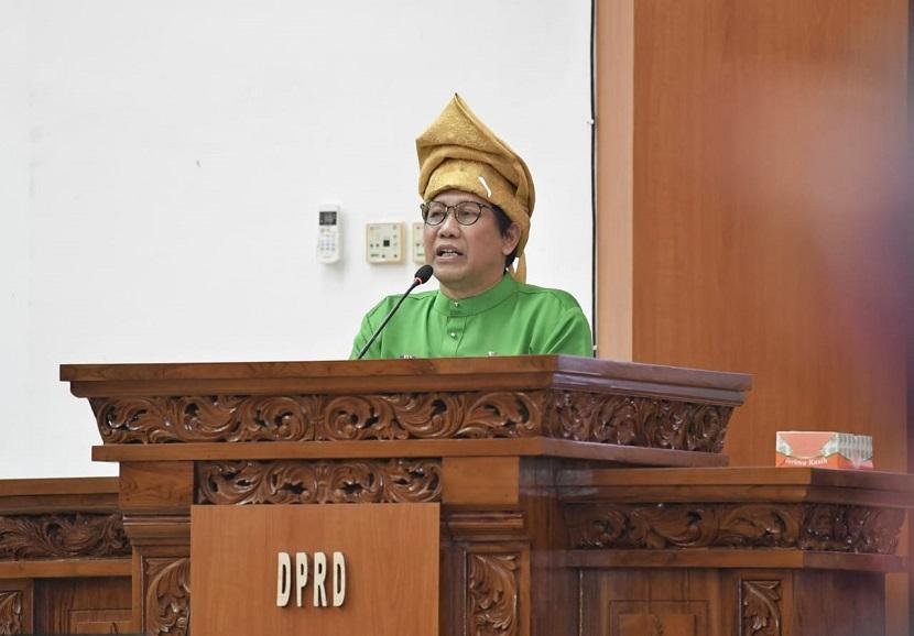 Menteri Desa, Pembangunan Daerah Tertinggal dan Transmigrasi (Mendes PDTT), Abdul Halim Iskandar memberikan Pidato pada Sidang Paripurna Istimewa DPRD Provinsi Kepulauan Bangka Belitung. Pidato itu disampaikan dalam rangka Hari Jadi Provinsi Kepulauan Bangka Belitung (Babel) ke-20, di Kantor DPRD Provinsi Kepulauan Bangka Belitung, Sabtu, (21/11).