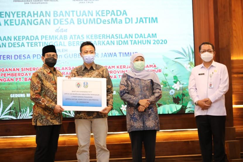 Menteri Desa, Pembangunan Daerah Tertinggal, dan Transmigrasi (Mendes PDTT), Abdul Halim Iskandar, memberikan bantuan peralatan penunjang kinerja untuk 147 Badan Usaha Milik Desa Bersama (BUMDesma) di Jawa Timur (Jatim).