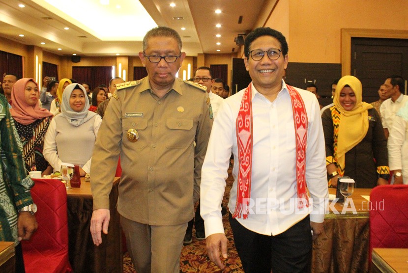 Gubernur Kalimantan Barat Sutarmidji (kiri) 