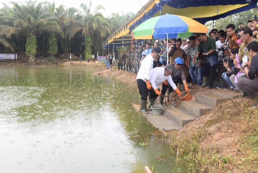Menteri Desa, Pembangunan Daerah Tertinggal, dan Transmigrasi (PDTT) Eko Putro Sandjojo meresmikan embung air di Desa Marga Baru, Kecamatan Muara Lakitan, Kabupaten Musi Rawas, Sumatra Selatan.