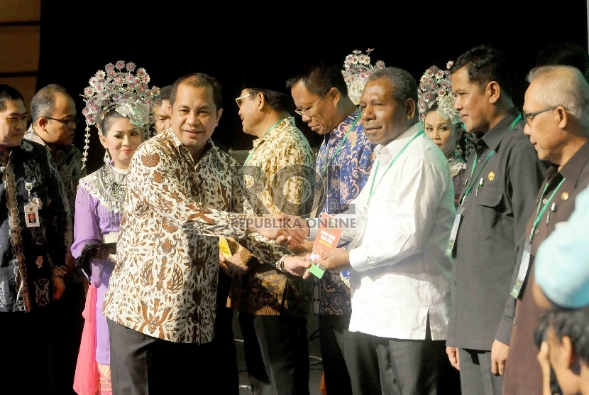 Menteri Desa, Pembangunan Daerah Tertinggal dan Transmigrasi (PDTT) Marwan Jafar memberikan buku panduan pendampingan desa kepada Bupati Jayapura Mataius Awoitauw (kanan) saat pembukaan Rapat Koordinasi Nasional Kementerian Desa PDTT di Jakarta, Selasa (31